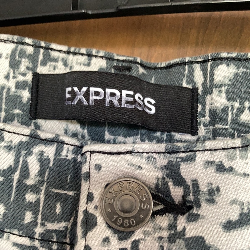 Express high rise skinny stretch jean with abstract animal print like size 12 - Picture 9 of 16